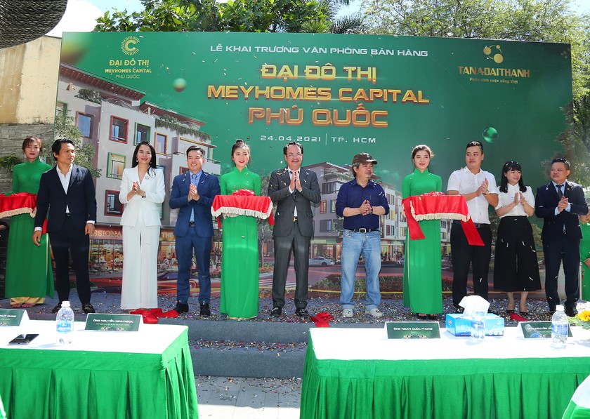 Ông Nguyễn Minh Ngọc - Phó Chủ tịch HĐQT Tập đoàn Tân Á Đại Thành cùng các đại biểu cắt băng khai trương.