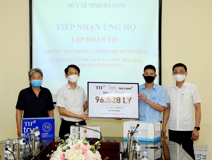 Đại diện Tập đoàn TH trao tặng đồ uống tốt cho sức khỏe đến lãnh đạo Sở Y tế tỉnh Hà Nam