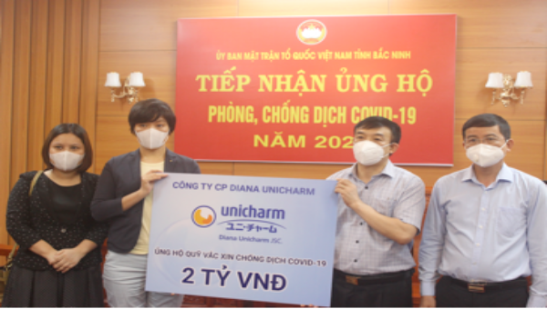 Bà Eriko Sato – Giám Đốc Marketing của Diana Unicharm – trao ủng hộ tới Ủy ban Mặt trận Tổ quốc tỉnh Bắc Ninh