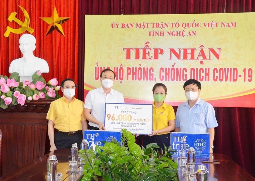 Tập đoàn TH trao tặng 96.000 ly sữa tươi phục vụ công tác phòng chống dịch COVID-19 của tỉnh Nghệ An