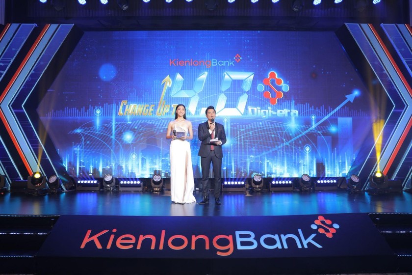 MC Danh Tùng và Hoa hậu Lương Thùy Linh trong vai trò “người kể chuyện” của chương trình.