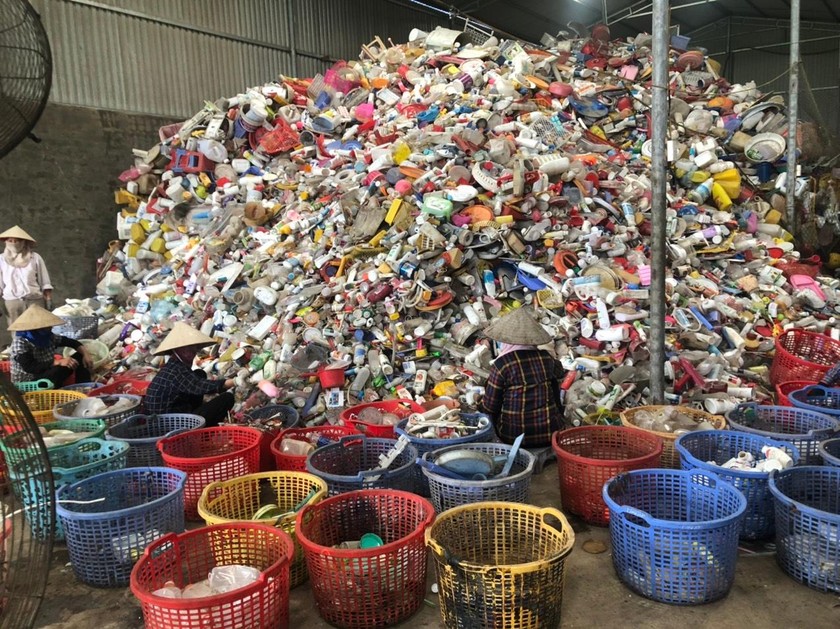 Ở hoạt động tái chế, chương trình sẽ sử dụng những rác thải nhựa đã được phân loại và thu gom phục vụ cho việc sản xuất bao bì của Unilever.