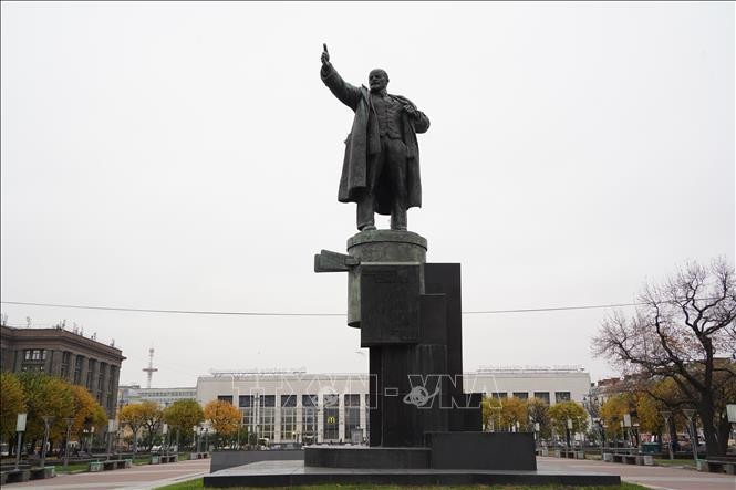Tượng đài Lenin trước cửa Nhà ga Phần Lan ở St. Petersburg, mô tả thời điểm Người trở về nước Nga ngày 3/4/1917, đứng trên xe bọc thép phát biểu trước đám đông công nhân – binh sĩ.