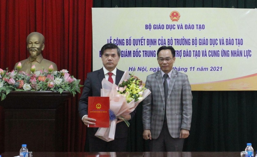 Thứ trưởng Hoàng Minh Sơn trao Quyết định bổ nhiệm Giám đốc Trung tâm Hỗ trợ đào tạo và Cung ứng nhân lực cho ông Bùi Văn Linh.