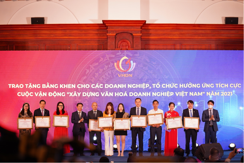 Huawei nhận bằng khen Doanh nghiệp hưởng ứng tích cực Cuộc vận động “Xây dựng văn hoá doanh nghiệp Việt Nam” năm 2021 