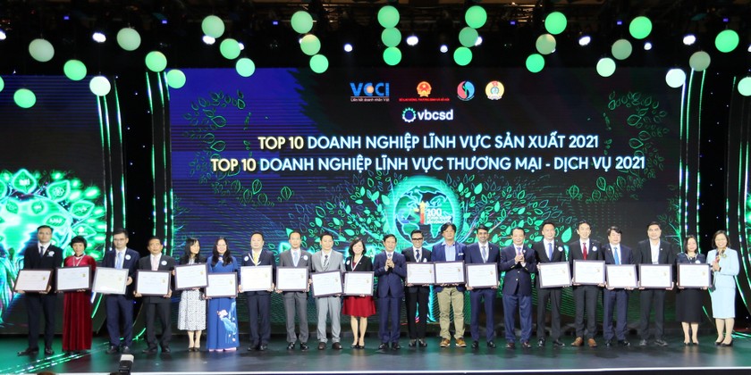 Top 10 Doanh nghiệp bền vững Việt Nam 2021 (đại diện Unilever thứ 10 từ trái sang)