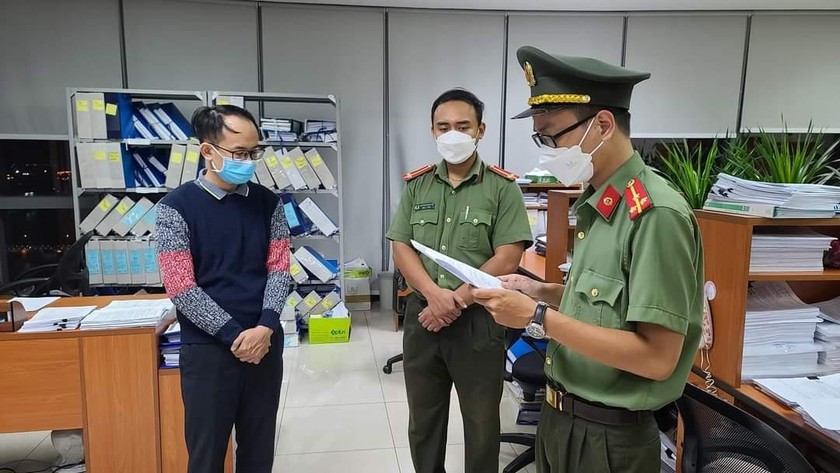 Công an đọc lệnh khởi tố bị can, bắt tạm giam Nguyễn Văn Phong