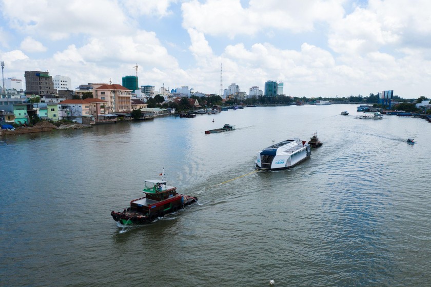 Việc triển khai hệ thống làm sạch sông ngòi InterceptorTM tại khu vực Đồng Bằng Sông Cửu Long nằm trong khuôn khổ hợp tác toàn cầu giữa Coca-Cola và The Ocean Cleanup