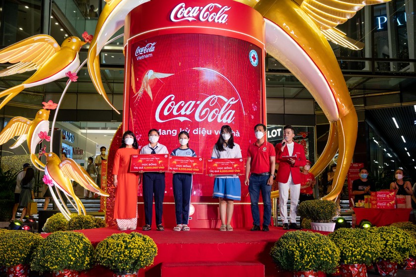 Coca-Cola trao tặng 100 học bổng trị giá 5 triệu đồng_ suất cho các em học sinh trung học cơ sở, trung học phổ thông có gia đình bị ảnh hưởng bởi dịch Covid-19