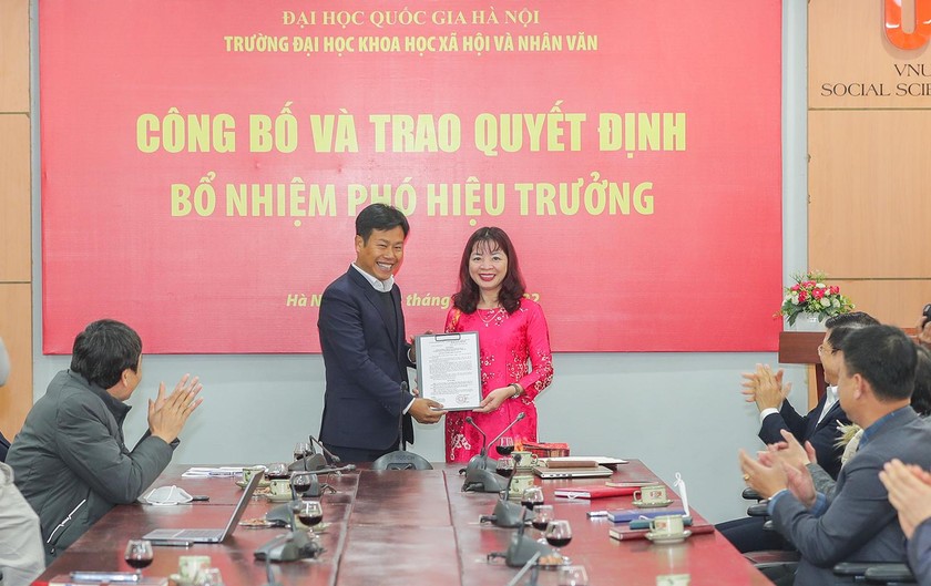 Giám đốc ĐHQGHN Lê Quân trao quyết định bổ nhiệm Phó Hiệu trưởng cho PGS.TS Đặng Thị Thu Hương