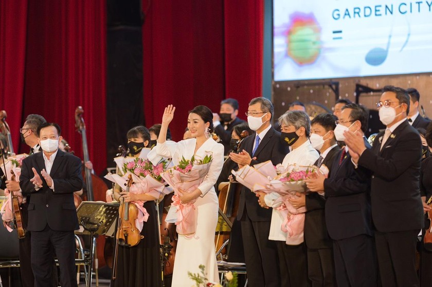 Đại diện Ban tổ chức Ông Nguyễn Văn Hùng, Chủ tịch HĐQT Becamex IDC và Ông Oh Dongkun, Tổng giám đốc Công ty TNHH Becamex Tokyu cùng Tổng Lãnh sự Nhật Bản tại TP.HCM trao hoa cho Dàn nhạc VNSO