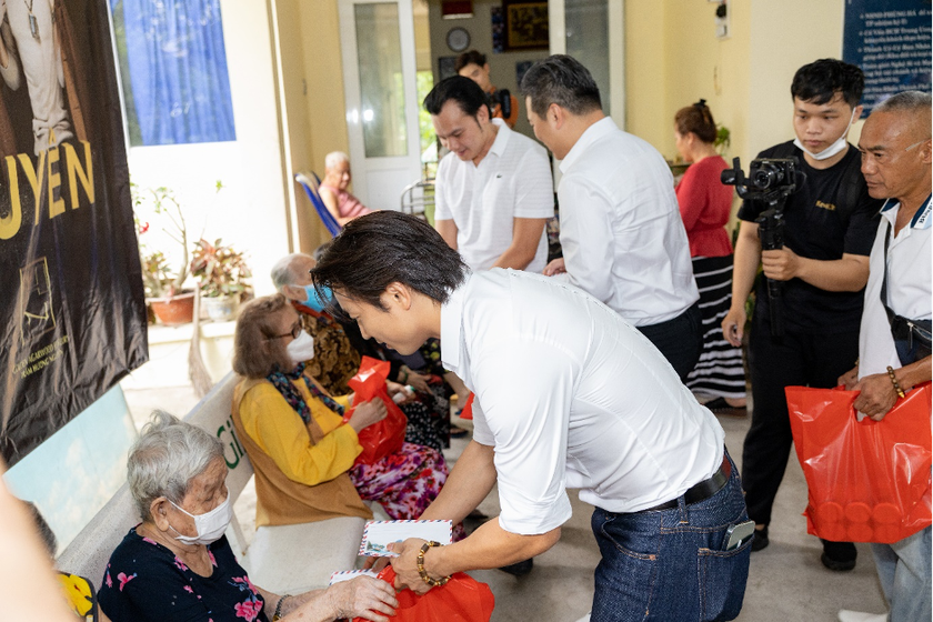 Ca sĩ Đan Nguyên tặng quà cho các nghệ sĩ sống trong Viện dưỡng lão nghệ sĩ