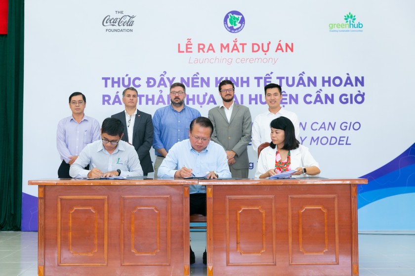 Đại diện Chính quyền huyện Cần Giờ và GreenHub và Công ty Duy Tân ký kết thoả thuận hợp tác triển khai dự án.