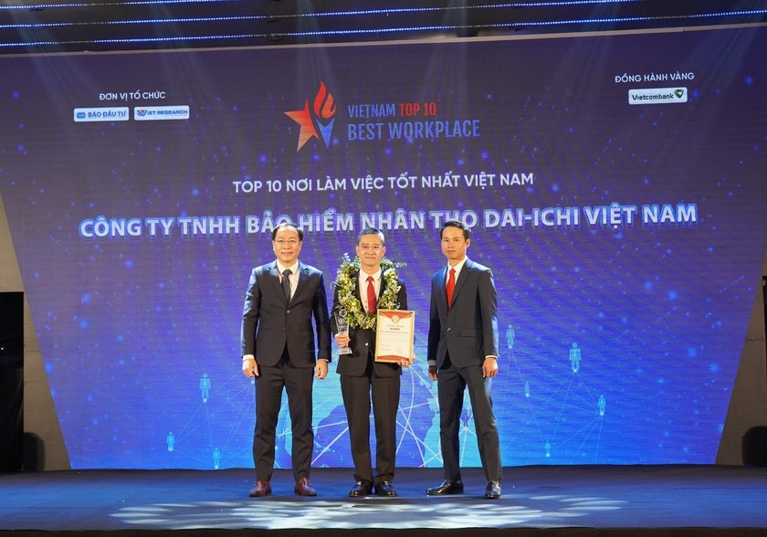 Ông Ngô Việt Phương – Phó Tổng Giám đốc Kinh doanh Dai-ichi Life Việt Nam, nhận giải thưởng “Top 10 Nơi làm việc tốt nhất Việt Nam”.