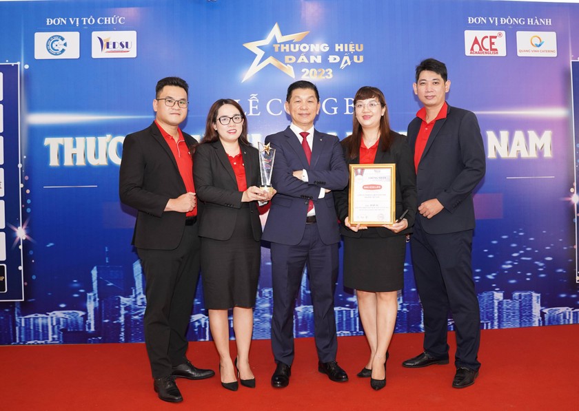 Các thành viên Dai-ichi Life Việt Nam tại Lễ trao giải Top 10 Thương hiệu Dẫn đầu Việt Nam 2023 