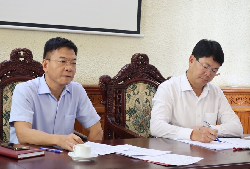 Bộ trưởng Bộ Tư pháp Lê Thành Long và Thứ trưởng Nguyễn Thanh Tịnh nghe báo cáo tại cuộc họp chiều 10/10