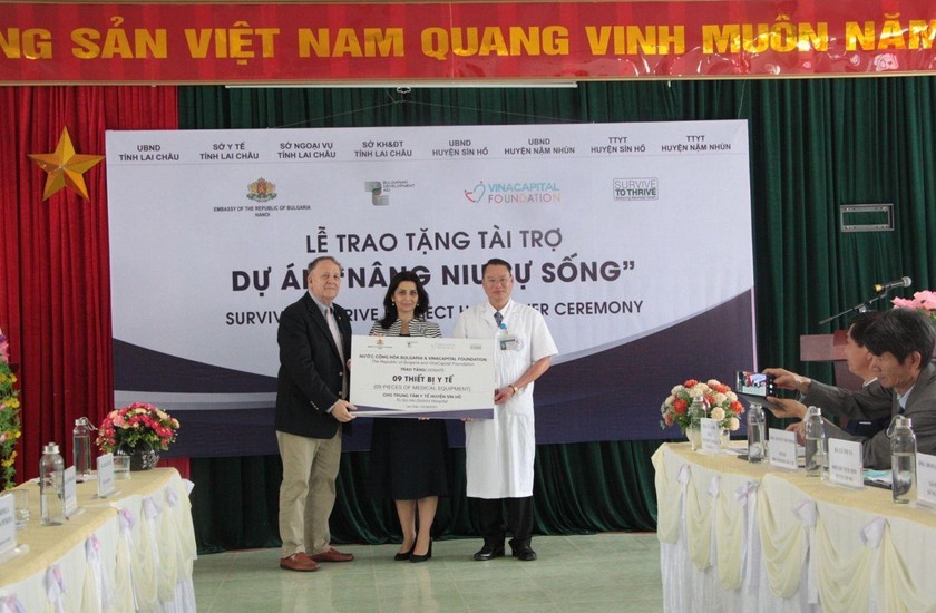 Trao tặng thiết bị chăm sóc trẻ sơ sinh cho huyện vùng cao tỉnh Lai Châu