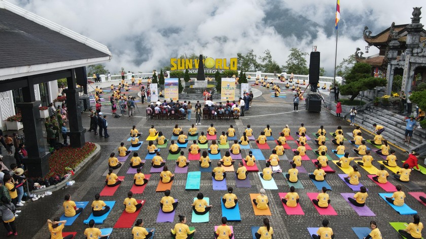 Ấn tượng màn đồng diễn Yoga trên đỉnh Fansipan