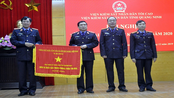 Phó Viện trưởng Viện Kiểm sát nhân dân tối cao Trần Công Phàn trao cờ thi đua của Chính phủ cho VKSND tỉnh Quảng Ninh