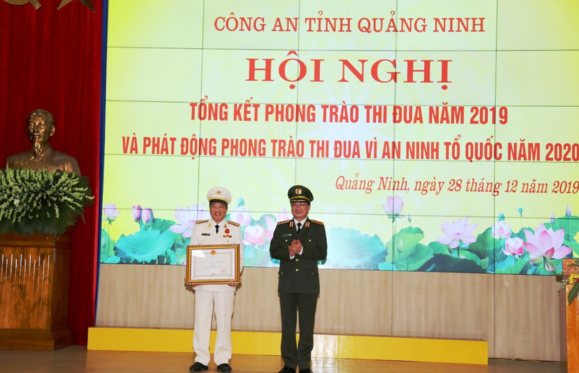 Thứ trưởng Bộ Công an trao huân chương Chiến công Hạng Nhì cho Giám đốc Công an tỉnh Quảng Ninh