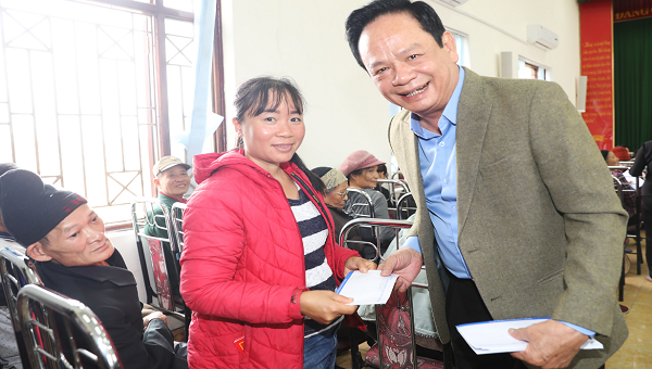 Doanh nhân Đào Hồng Tuyển trao quà cho hộ nghèo tại phường Tuần Châu, TP Hạ Long