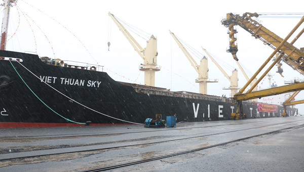 Tàu Viet Thuan Sky xông Cảng Cẩm Phả bốc rót 45.000 tấn than chở đi tiêu thụ