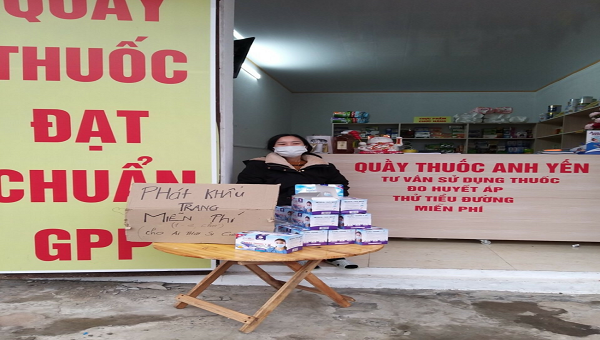 Cửa hàng thuốc Anh Yến (chợ Hải Hà, huyện Hải Hà) phát khẩu trang miễn phí cho người dân