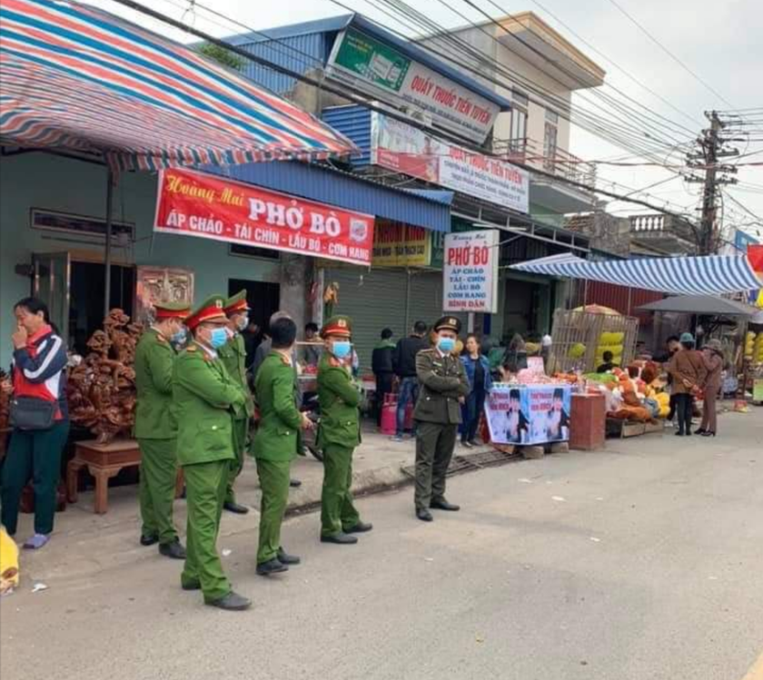 Cảnh sát Nam Định đeo khẩu trang đảm bảo trật tự và tuyên truyền phòng chống "dịch Corona " tại chợ Viềng.