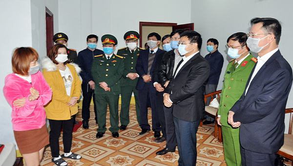 Chủ tịch UBND tỉnh Quảng Ninh kiểm tra, thăm hỏi  công dân đang cách ly tại Móng Cái