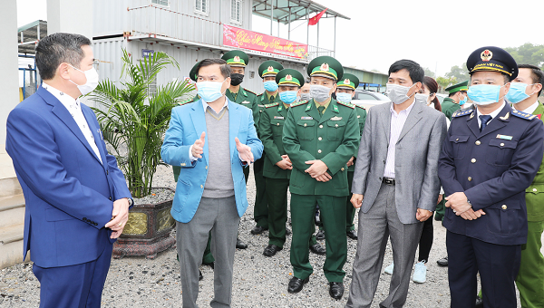 Phó chủ tịch UBND tỉnh Quảng Ninh Bùi Văn Khắng kiểm tra công tác chuẩn bị thông quan tại cửa khẩu Móng Cái