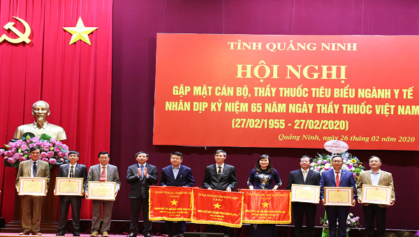 Bí thư tỉnh ủy Quảng Ninh Nguyễn Xuân Ký trao Cờ dẫn đầu phong trào thi đua và Bằng khen của UBND tỉnh cho các tập thể