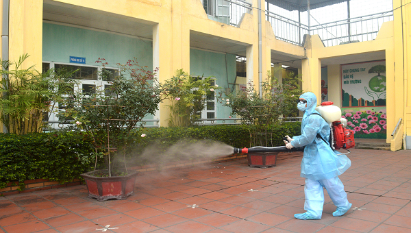 Trường THPT Lê Qúy Đôn (Tp Cẩm Phả. Quảng Ninh) phun tiêu độc, khử trùng trong khuôn viên trường.
