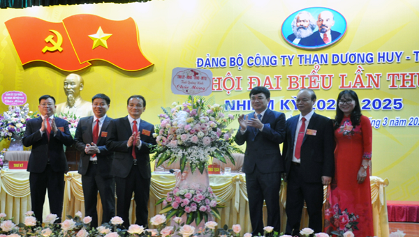 Phó Bí thư Thường trực Tỉnh uỷ Quảng Ninh Ngô Hoàng Ngân tặng hoa chúc mừng Đại hội