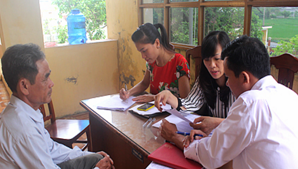 Cán bộ Trung tâm trợ giúp pháp lý Nhà nước tỉnh Nam Định trợ giúp pháp lý cho người dân xã Hoàng Nam, huyện Nghĩa Hưng