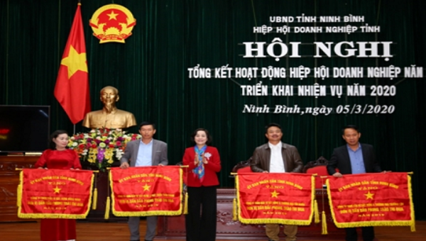 Bí thư Tỉnh ủy Ninh Bình Nguyễn Thị Thanh tặng cờ thi đua xuất sắc cho các tập thể tiêu biểu