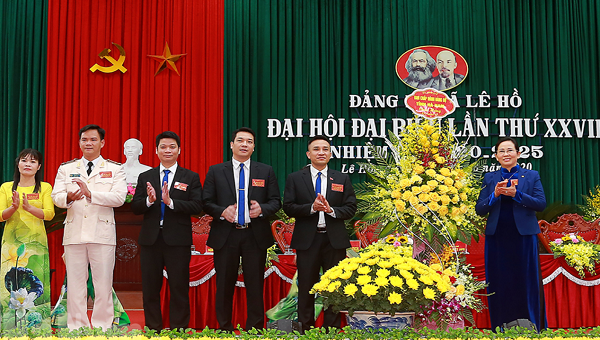 Ủy viên Trung ương Đảng, Bí thư Tỉnh ủy Hà Nam Lê Thị Thủy tặng hoa chúc mừng Đại hội Đảng bộ xã Lê Hồ, huyện Kim Bảng (Hà Nam)