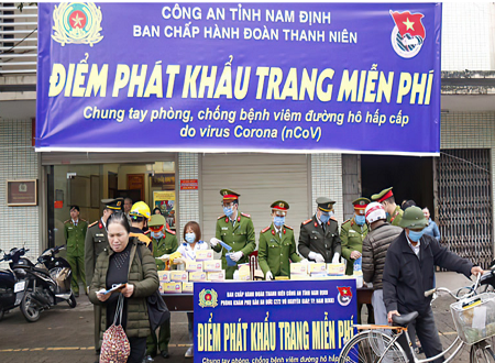 Đoàn viên công an tỉnh Nam Định phát khẩu trang miễn phí cho người dân