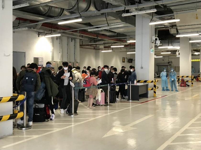Nhiều người từ vùng dịch đã được đón về Sân bay Vân Đồn.