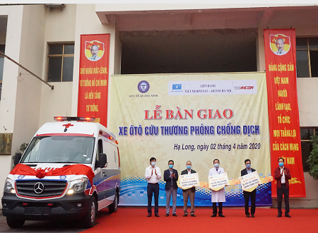 Phó Chủ tịch Thường trực UBND tỉnh Quảng Ninh  Đặng Huy Hậu (ngoài cùng bên phải), bàn giao xe cho ngành Y tế Quảng Ninh.