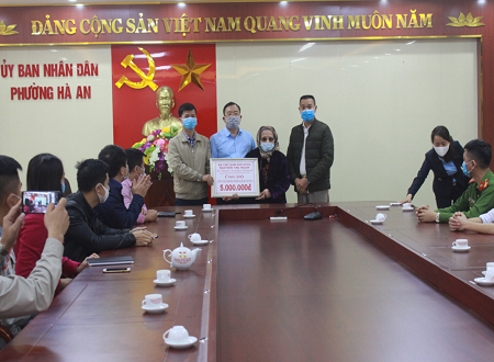 Mẹ Việt Nam Anh hùng Nguyễn Thị Ngăn ủng hộ 5 triệu đồng cho Ban chỉ đạo phòng, chống dịch phường Hà An.