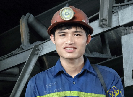 Thợ lò Nguyễn Văn Nam, vinh dự được nhận Giải thưởng “Người thợ trẻ giỏi”.