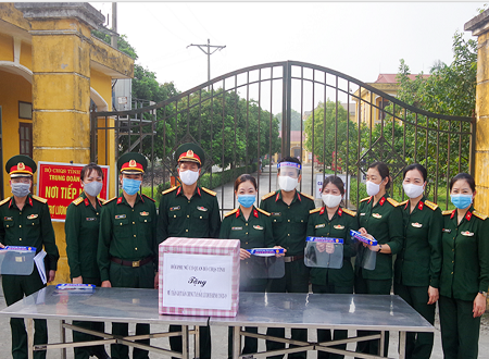  Phụ nữ Bộ CHQS tỉnh tự tay làm mặt nạ gửi tặng các cán bộ chiến sĩ, y bác sĩ làm nhiệm vụ tại khu cách ly tập trung ở Trung đoàn 151