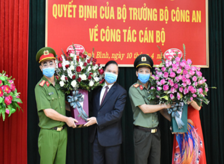 Phó Bí thư Thường trực Tỉnh ủy, Chủ tịch HĐND tỉnh Trần Hồng Quảng tặng hoa chúc mừng các đồng chí nhận nhiệm vụ mới.
