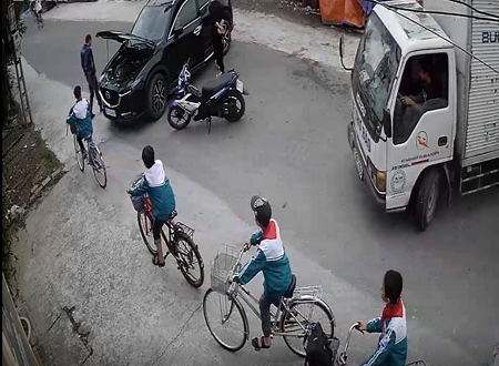 Đội quan "Tín dụng đen" ngang nhiên đỗ xe ngang đường, chặn lối đi của người dân và các phương tiện tham gia giao thông ở Hải Hậu (Nam Định).