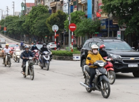 Đường phố Ninh Bình dường như đông hơn, nhộn nhịp hơn.
