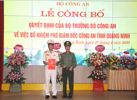 Đại tá Nguyễn Văn Phương, Phó Cục trưởng Cục Tổ chức cán bộ đã trao quyết định bổ nhiệm Phó Giám đốc Công an tỉnh cho Trung tá Bùi Quang Bình.
