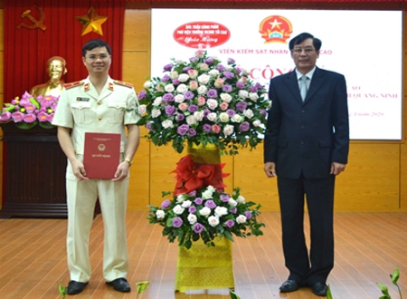 Phó Viện trưởng VKSND tối cao Trần Công Phàn trao Quyết định và tặng hoa chúc mừng đồng chí Hoàng Anh Tuyên.
