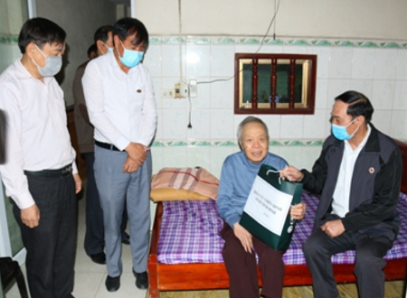 Lãnh đạo Hội CCB tỉnh tặng quà cho hội viên CCB ở TP Ninh Bình