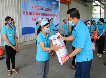 Lãnh đạo LĐLĐ trao quà cho công nhân lao động tại Công ty Giầy Adora