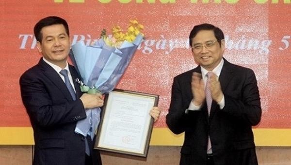 Trưởng ban Tổ chức Trung ương Phạm Minh Chính trao quyết định cho ông Nguyễn Hồng Diên
